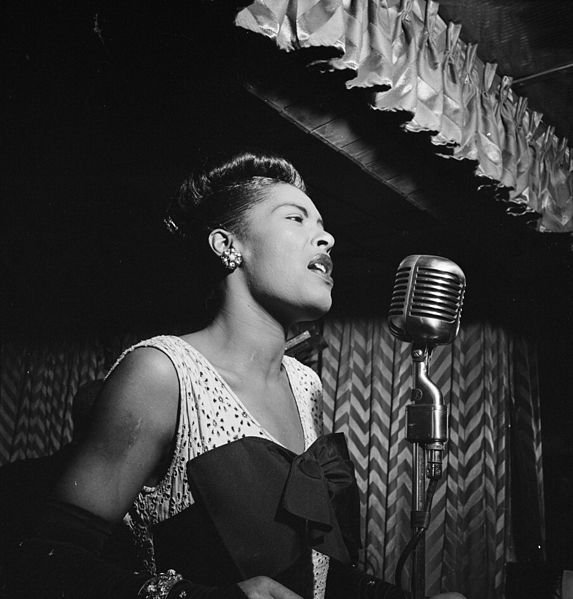 573px-Billie_Holiday,_Downbeat,_New_York,_N.Y.,_ca._Feb._1947_(William_P._Gottlieb_04251)